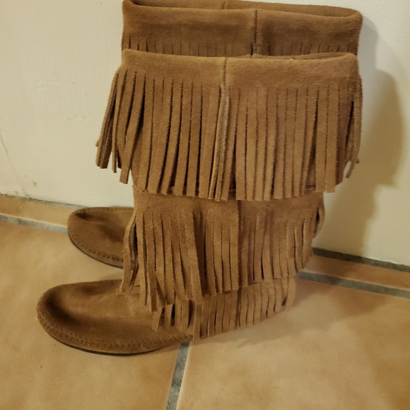 Minnetonka 3-Layer Fringe Boot - Picture 3 of 6